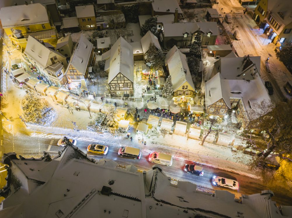 Dresden bei Nacht aus der Vogelperspektive: Nachtluftbild Weihnachtsmarkt am Körnerplatz in Dresden im Bundesland Sachsen, Deutschland