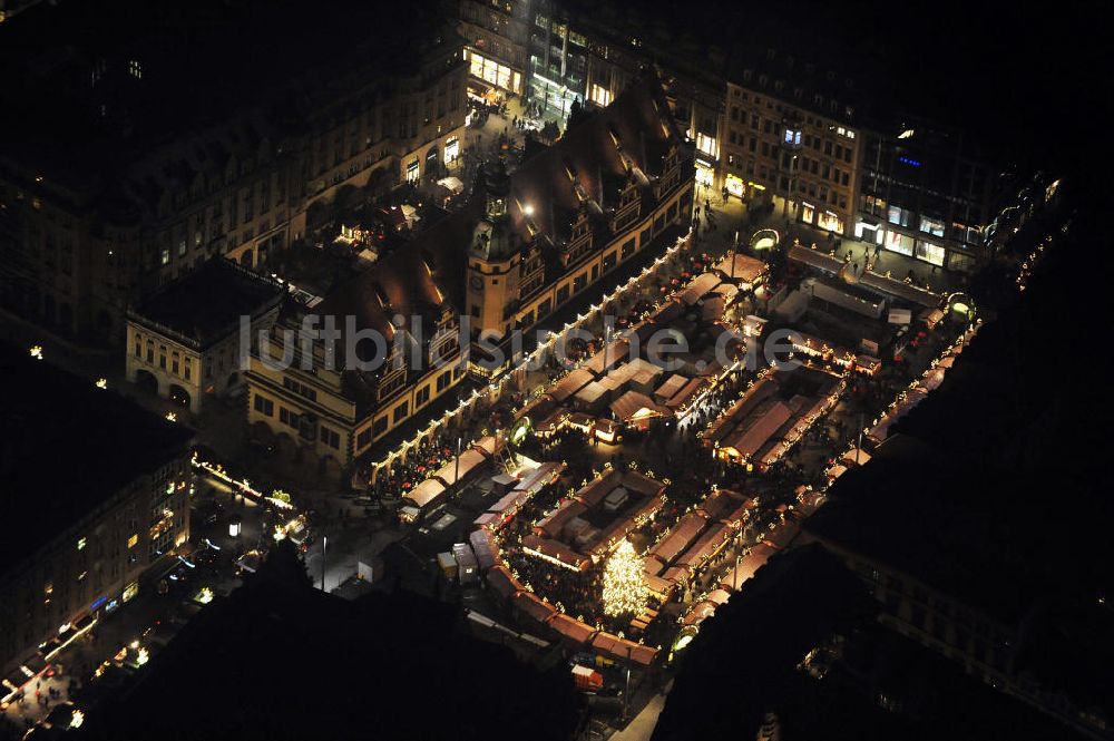 Leipzig bei Nacht aus der Vogelperspektive: Weihnachtsmarkt Leipzig bei Nacht