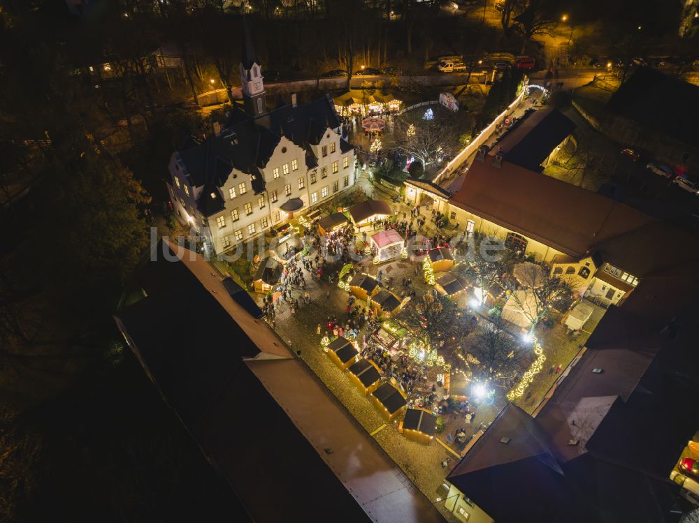 Nacht-Luftaufnahme Freital - Nachtluftbild Weihnachtsmarkt im Palais des Schloss Burgk in Freital im Bundesland Sachsen, Deutschland