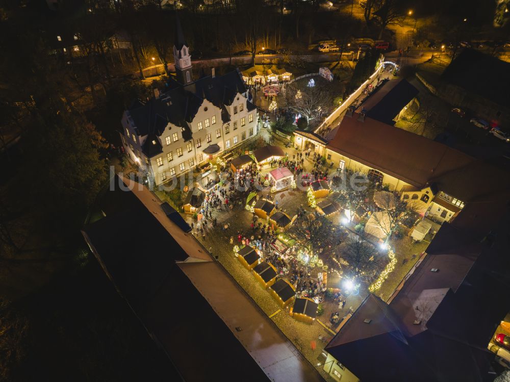 Nachtluftbild Freital - Nachtluftbild Weihnachtsmarkt im Palais des Schloss Burgk in Freital im Bundesland Sachsen, Deutschland