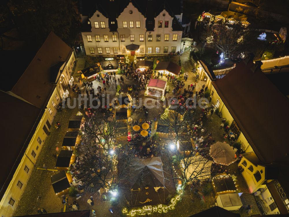 Nacht-Luftaufnahme Freital - Nachtluftbild Weihnachtsmarkt im Palais des Schloss Burgk in Freital im Bundesland Sachsen, Deutschland