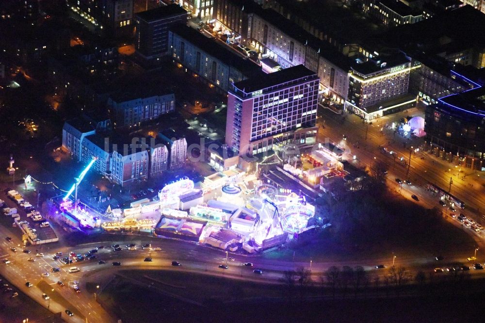 Nachtluftbild Rostock - Nachtluftbild Weihnachtsmarkt- Veranstaltungsgelände Am Kanonsberg - Lange Straße in Rostock im Bundesland Mecklenburg-Vorpommern