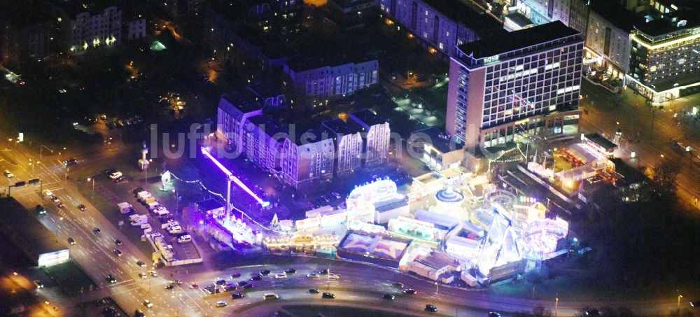 Nacht-Luftaufnahme Rostock - Nachtluftbild Weihnachtsmarkt- Veranstaltungsgelände Am Kanonsberg - Lange Straße in Rostock im Bundesland Mecklenburg-Vorpommern