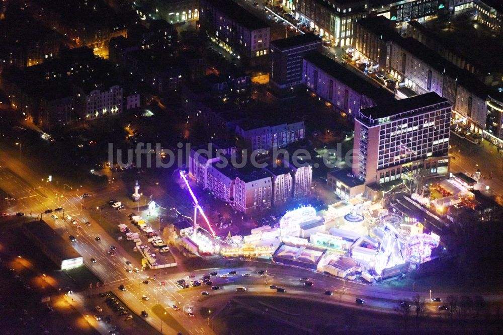 Rostock bei Nacht von oben - Nachtluftbild Weihnachtsmarkt- Veranstaltungsgelände Am Kanonsberg - Lange Straße in Rostock im Bundesland Mecklenburg-Vorpommern