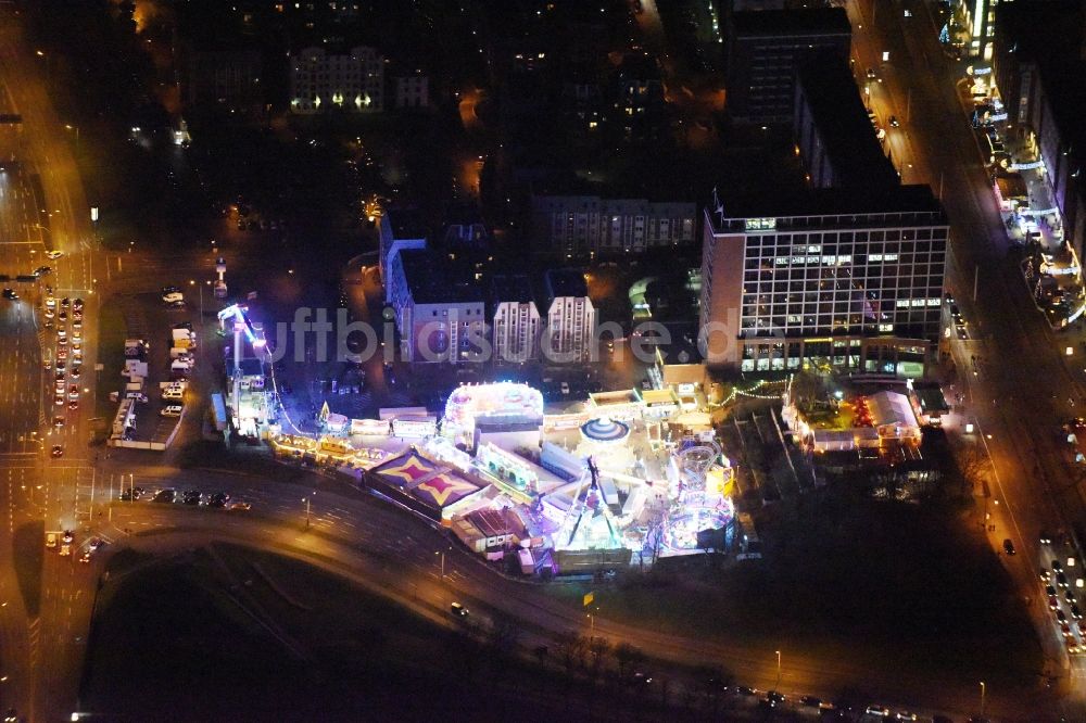 Rostock bei Nacht aus der Vogelperspektive: Nachtluftbild Weihnachtsmarkt- Veranstaltungsgelände Am Kanonsberg - Lange Straße in Rostock im Bundesland Mecklenburg-Vorpommern