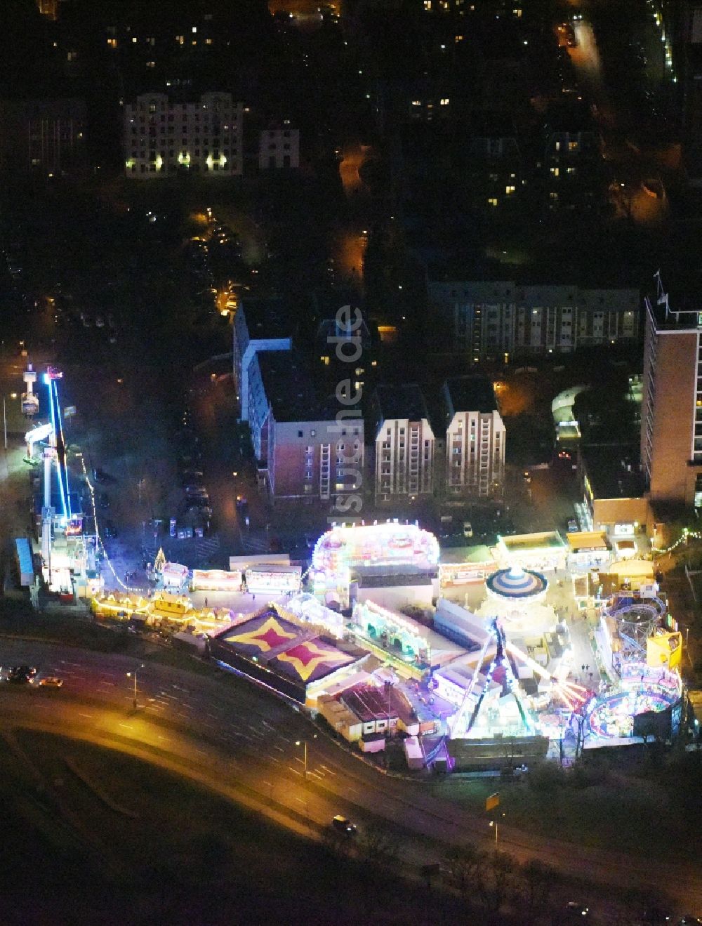 Nachtluftbild Rostock - Nachtluftbild Weihnachtsmarkt- Veranstaltungsgelände Am Kanonsberg - Lange Straße in Rostock im Bundesland Mecklenburg-Vorpommern