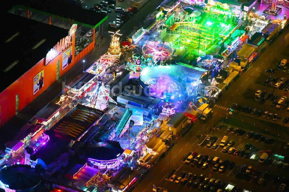 Berlin bei Nacht aus der Vogelperspektive: Nachtluftbild Weihnachtsmarkt- Veranstaltungsgelände an der Landsberger Allee im Ortsteil Lichtenberg in Berlin, Deutschland