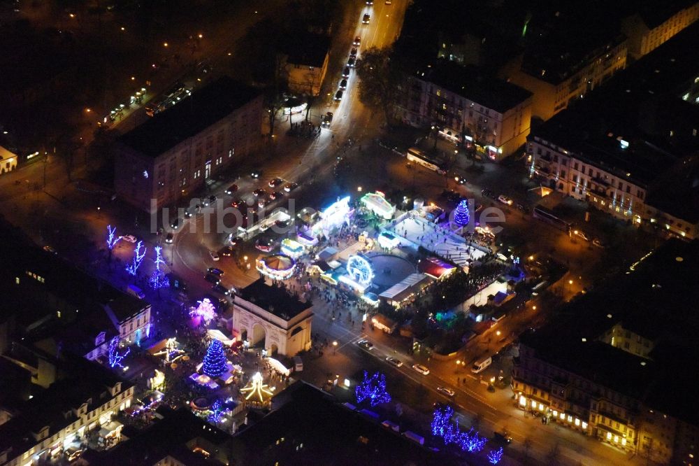 Nacht-Luftaufnahme Potsdam - Nachtluftbild Weihnachtsmarkt- Veranstaltungsgelände Luisenplatz am Brandenburger Tor in Potsdam im Bundesland Brandenburg