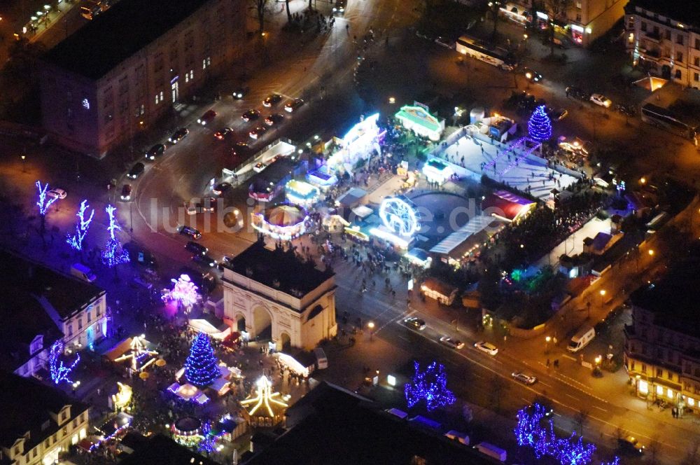 Potsdam bei Nacht von oben - Nachtluftbild Weihnachtsmarkt- Veranstaltungsgelände Luisenplatz am Brandenburger Tor in Potsdam im Bundesland Brandenburg