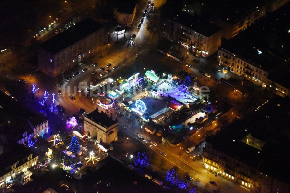 Potsdam bei Nacht aus der Vogelperspektive: Nachtluftbild Weihnachtsmarkt- Veranstaltungsgelände Luisenplatz am Brandenburger Tor in Potsdam im Bundesland Brandenburg