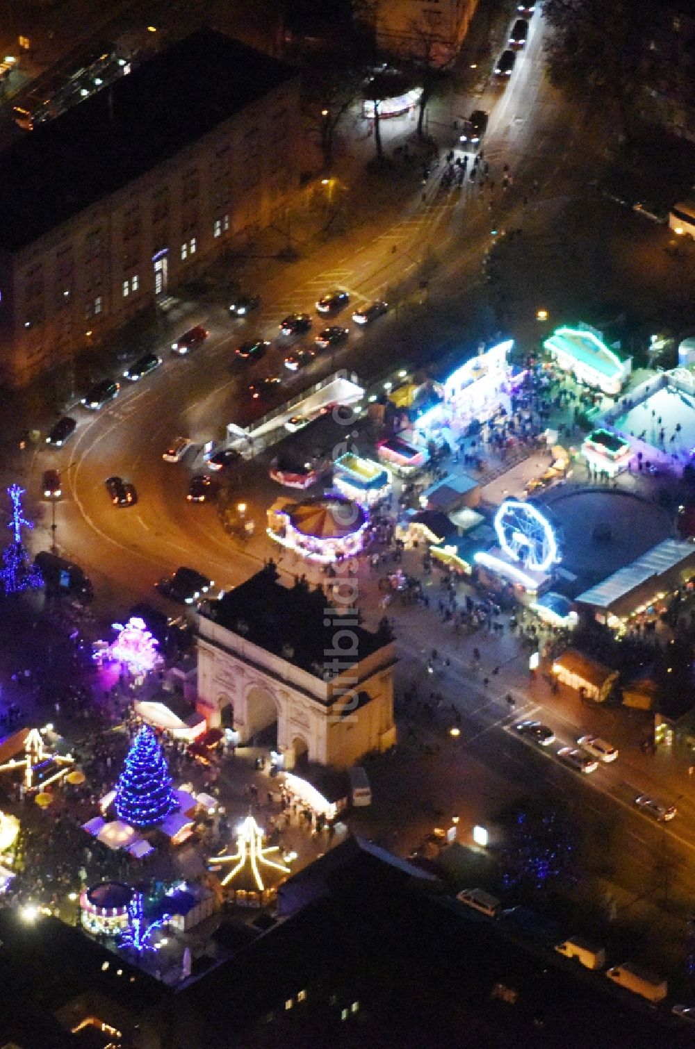 Nachtluftbild Potsdam - Nachtluftbild Weihnachtsmarkt- Veranstaltungsgelände Luisenplatz am Brandenburger Tor in Potsdam im Bundesland Brandenburg