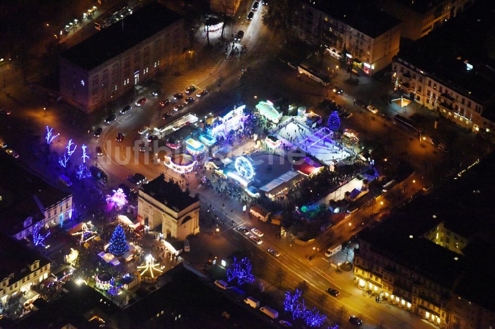 Nacht-Luftaufnahme Potsdam - Nachtluftbild Weihnachtsmarkt- Veranstaltungsgelände Luisenplatz am Brandenburger Tor in Potsdam im Bundesland Brandenburg