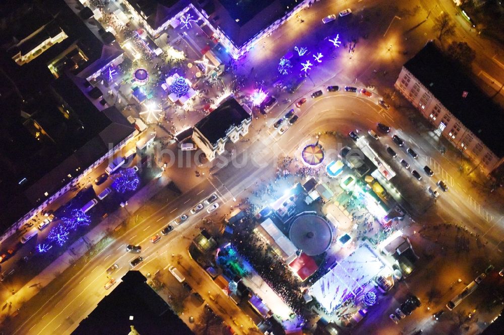 Potsdam bei Nacht von oben - Nachtluftbild Weihnachtsmarkt- Veranstaltungsgelände Luisenplatz am Brandenburger Tor in Potsdam im Bundesland Brandenburg