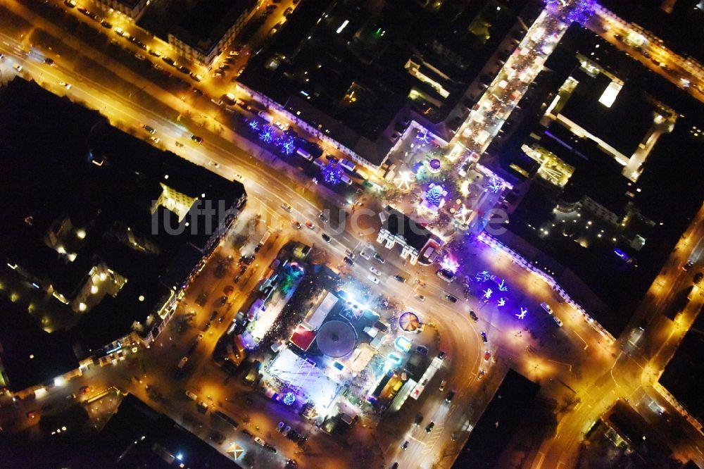 Potsdam bei Nacht aus der Vogelperspektive: Nachtluftbild Weihnachtsmarkt- Veranstaltungsgelände Luisenplatz am Brandenburger Tor in Potsdam im Bundesland Brandenburg