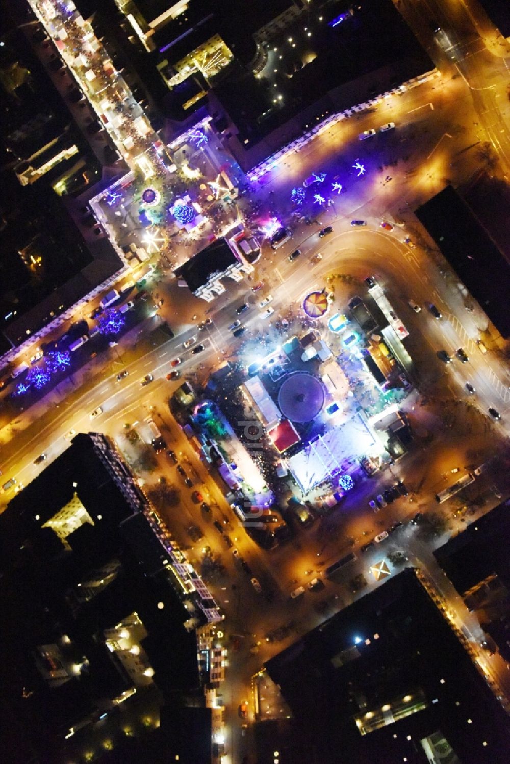 Nachtluftbild Potsdam - Nachtluftbild Weihnachtsmarkt- Veranstaltungsgelände Luisenplatz am Brandenburger Tor in Potsdam im Bundesland Brandenburg