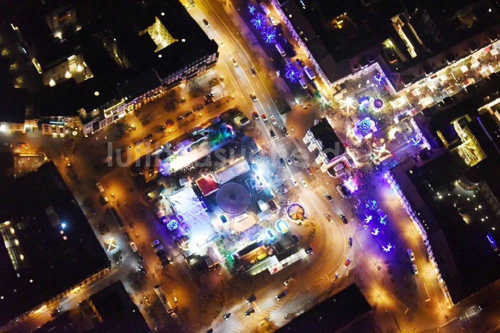 Nacht-Luftaufnahme Potsdam - Nachtluftbild Weihnachtsmarkt- Veranstaltungsgelände Luisenplatz am Brandenburger Tor in Potsdam im Bundesland Brandenburg