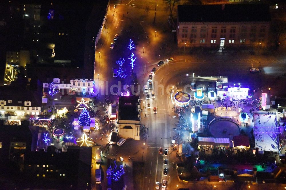 Potsdam bei Nacht von oben - Nachtluftbild Weihnachtsmarkt- Veranstaltungsgelände Luisenplatz am Brandenburger Tor in Potsdam im Bundesland Brandenburg