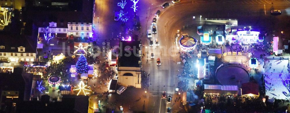 Potsdam bei Nacht aus der Vogelperspektive: Nachtluftbild Weihnachtsmarkt- Veranstaltungsgelände Luisenplatz am Brandenburger Tor in Potsdam im Bundesland Brandenburg