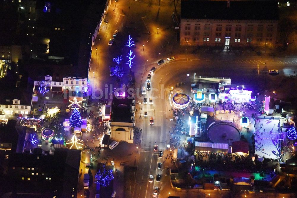 Nachtluftbild Potsdam - Nachtluftbild Weihnachtsmarkt- Veranstaltungsgelände Luisenplatz am Brandenburger Tor in Potsdam im Bundesland Brandenburg