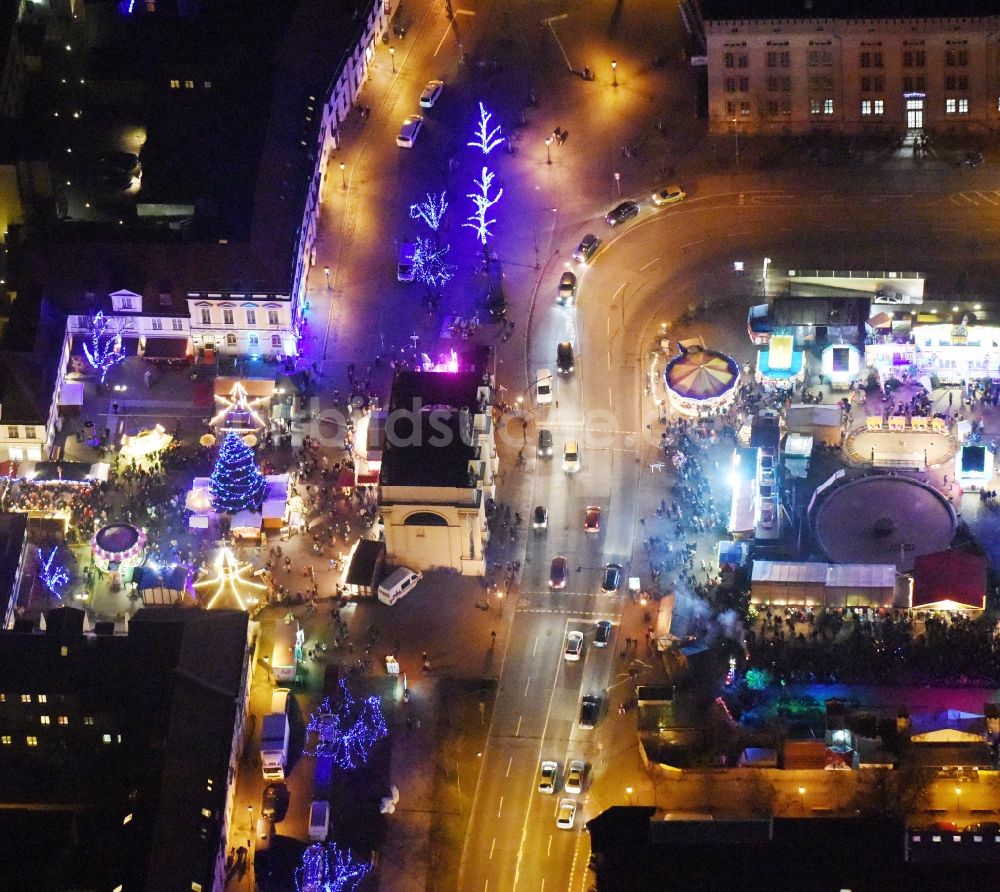 Nacht-Luftaufnahme Potsdam - Nachtluftbild Weihnachtsmarkt- Veranstaltungsgelände Luisenplatz am Brandenburger Tor in Potsdam im Bundesland Brandenburg