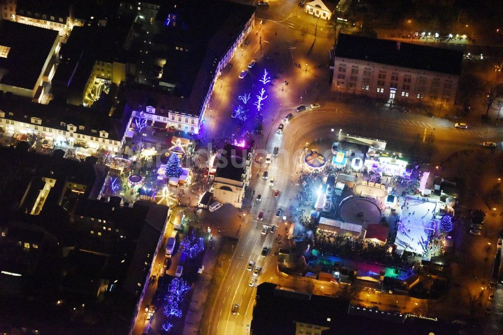 Potsdam bei Nacht von oben - Nachtluftbild Weihnachtsmarkt- Veranstaltungsgelände Luisenplatz am Brandenburger Tor in Potsdam im Bundesland Brandenburg