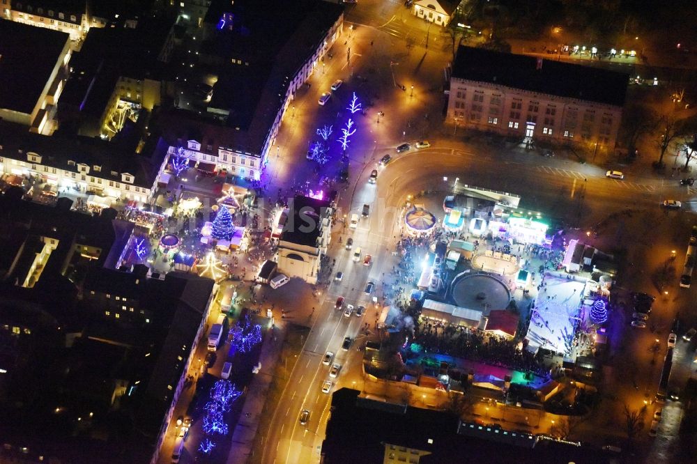 Potsdam bei Nacht von oben - Nachtluftbild Weihnachtsmarkt- Veranstaltungsgelände Luisenplatz am Brandenburger Tor in Potsdam im Bundesland Brandenburg