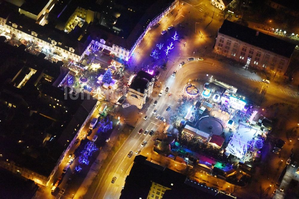 Potsdam bei Nacht aus der Vogelperspektive: Nachtluftbild Weihnachtsmarkt- Veranstaltungsgelände Luisenplatz am Brandenburger Tor in Potsdam im Bundesland Brandenburg