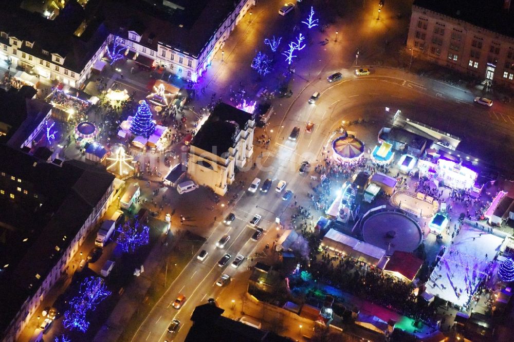 Nachtluftbild Potsdam - Nachtluftbild Weihnachtsmarkt- Veranstaltungsgelände Luisenplatz am Brandenburger Tor in Potsdam im Bundesland Brandenburg