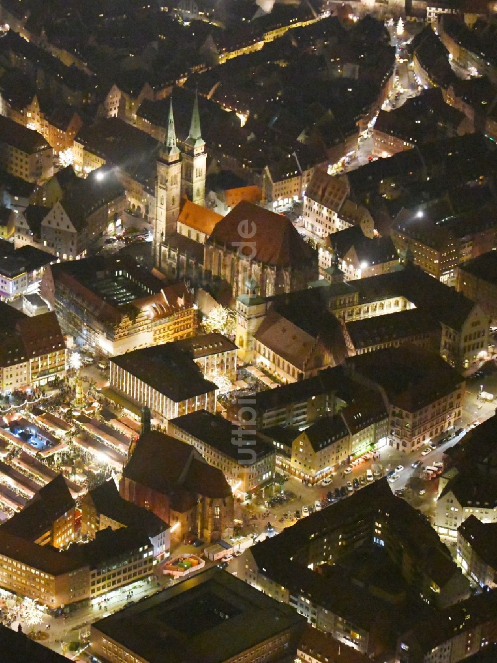 Nacht-Luftaufnahme Nürnberg - Nachtluftbild Weihnachtsmarkt- Veranstaltungsgelände auf dem Nürnberger Hauptmarkt in Nürnberg im Bundesland Bayern, Deutschland