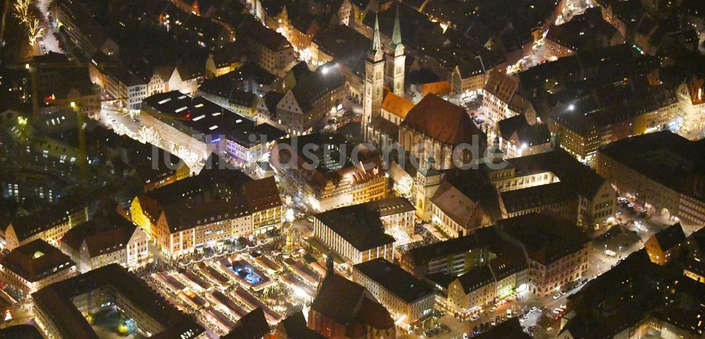 Nachtluftbild Nürnberg - Nachtluftbild Weihnachtsmarkt- Veranstaltungsgelände auf dem Nürnberger Hauptmarkt in Nürnberg im Bundesland Bayern, Deutschland