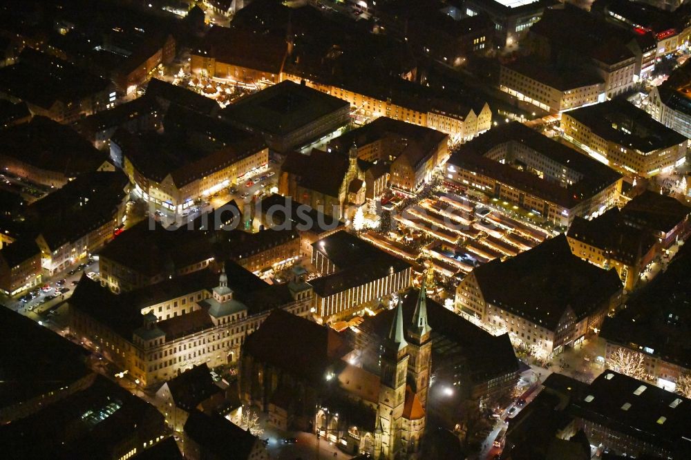 Nürnberg bei Nacht aus der Vogelperspektive: Nachtluftbild Weihnachtsmarkt- Veranstaltungsgelände auf dem Nürnberger Hauptmarkt in Nürnberg im Bundesland Bayern, Deutschland