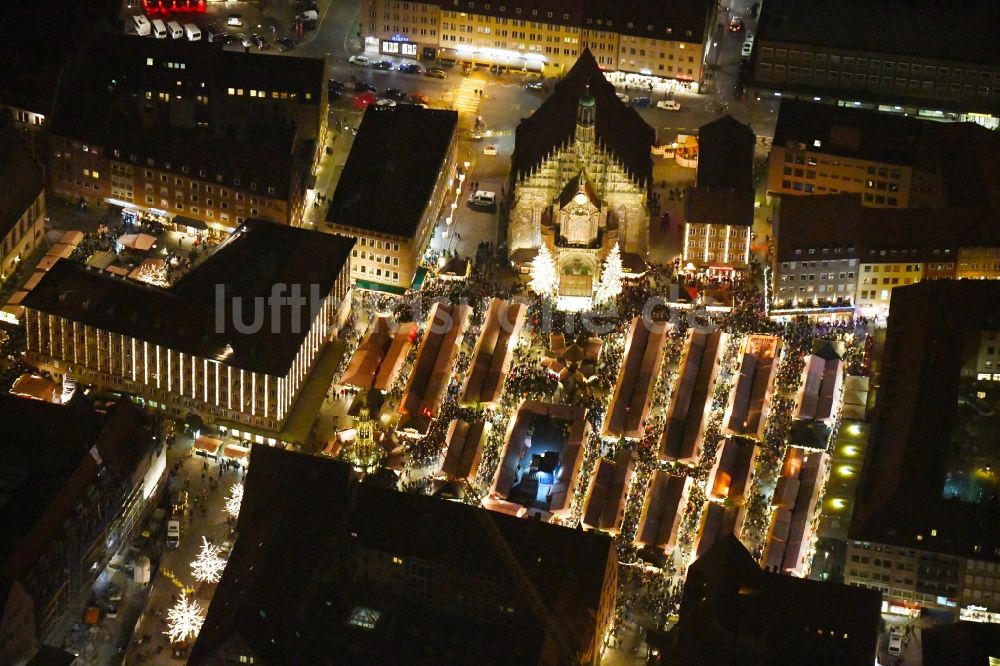 Nachtluftbild Nürnberg - Nachtluftbild Weihnachtsmarkt- Veranstaltungsgelände auf dem Nürnberger Hauptmarkt in Nürnberg im Bundesland Bayern, Deutschland