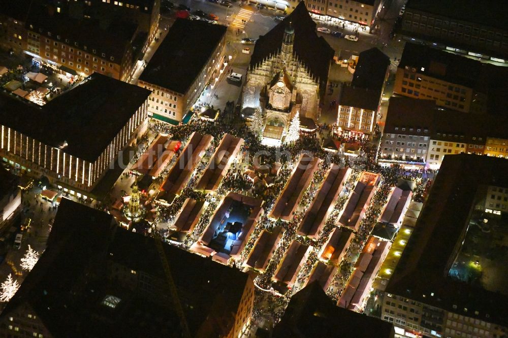 Nacht-Luftaufnahme Nürnberg - Nachtluftbild Weihnachtsmarkt- Veranstaltungsgelände auf dem Nürnberger Hauptmarkt in Nürnberg im Bundesland Bayern, Deutschland