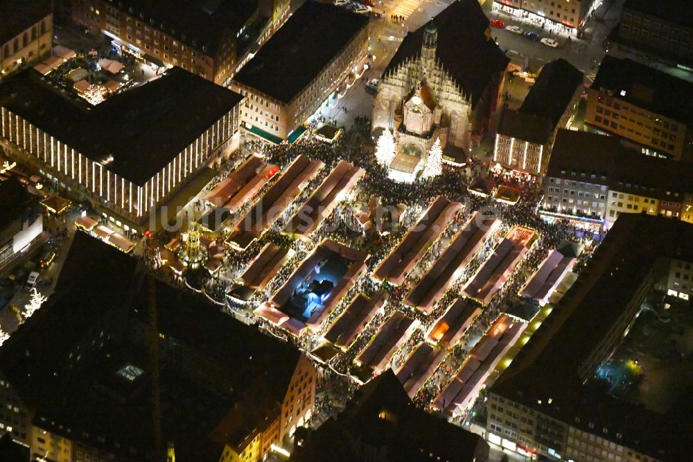 Nürnberg bei Nacht von oben - Nachtluftbild Weihnachtsmarkt- Veranstaltungsgelände auf dem Nürnberger Hauptmarkt in Nürnberg im Bundesland Bayern, Deutschland