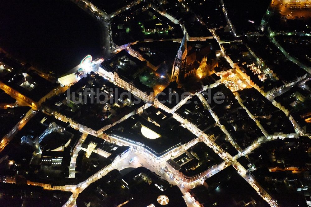 Schwerin bei Nacht von oben - Nachtluftbild Weihnachtsmarkt- Veranstaltungsgelände am Schweriner Dom nahe der Friedrichstrasse und dem Pfaffenteich in Schwerin im Bundesland Mecklenburg-Vorpommern