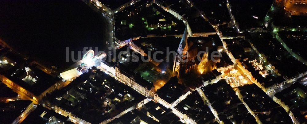 Schwerin bei Nacht aus der Vogelperspektive: Nachtluftbild Weihnachtsmarkt- Veranstaltungsgelände am Schweriner Dom nahe der Friedrichstrasse und dem Pfaffenteich in Schwerin im Bundesland Mecklenburg-Vorpommern