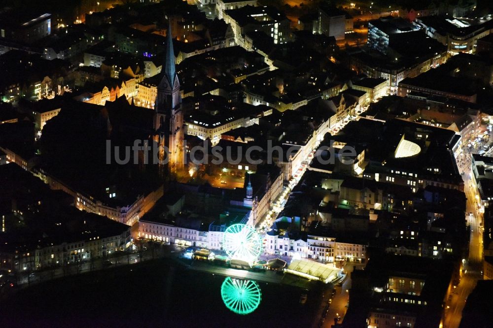 Nacht-Luftaufnahme Schwerin - Nachtluftbild Weihnachtsmarkt- Veranstaltungsgelände am Schweriner Dom nahe der Friedrichstrasse und dem Pfaffenteich in Schwerin im Bundesland Mecklenburg-Vorpommern. Im Hintergrund ist das Schloss Schwerin