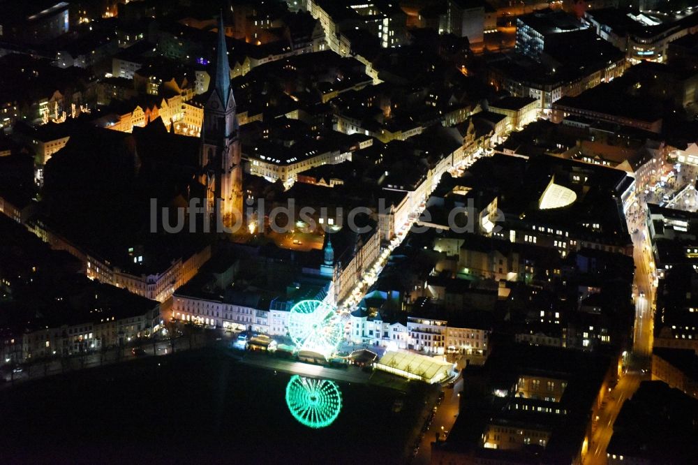 Schwerin bei Nacht von oben - Nachtluftbild Weihnachtsmarkt- Veranstaltungsgelände am Schweriner Dom nahe der Friedrichstrasse und dem Pfaffenteich in Schwerin im Bundesland Mecklenburg-Vorpommern. Im Hintergrund ist das Schloss Schwerin