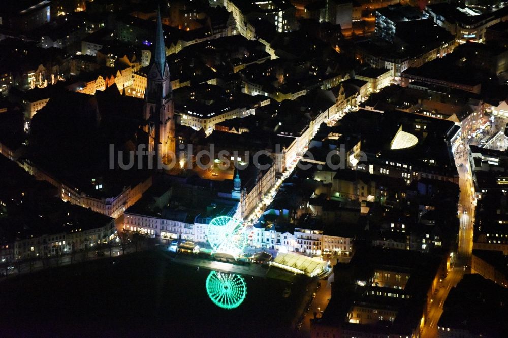 Schwerin bei Nacht aus der Vogelperspektive: Nachtluftbild Weihnachtsmarkt- Veranstaltungsgelände am Schweriner Dom nahe der Friedrichstrasse und dem Pfaffenteich in Schwerin im Bundesland Mecklenburg-Vorpommern. Im Hintergrund ist das Schloss Schwerin