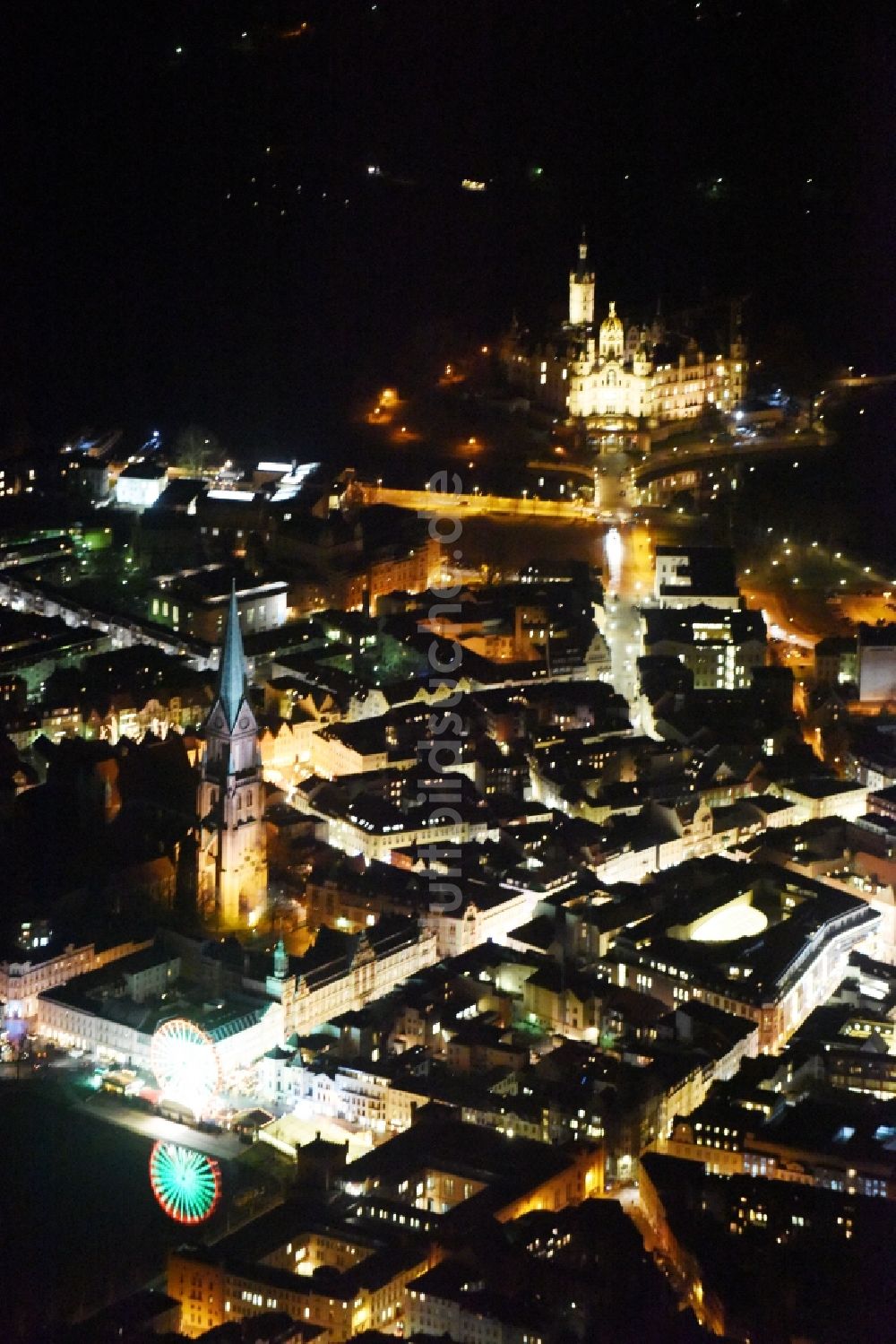 Nacht-Luftaufnahme Schwerin - Nachtluftbild Weihnachtsmarkt- Veranstaltungsgelände am Schweriner Dom nahe der Friedrichstrasse und dem Pfaffenteich in Schwerin im Bundesland Mecklenburg-Vorpommern. Im Hintergrund ist das Schloss Schwerin