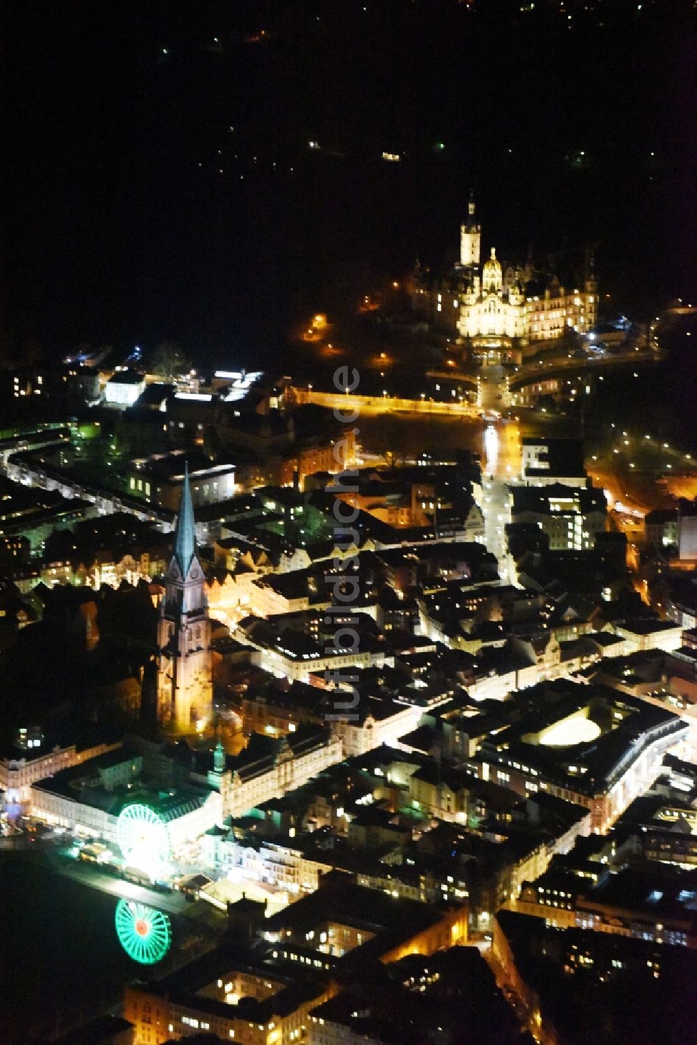 Schwerin bei Nacht von oben - Nachtluftbild Weihnachtsmarkt- Veranstaltungsgelände am Schweriner Dom nahe der Friedrichstrasse und dem Pfaffenteich in Schwerin im Bundesland Mecklenburg-Vorpommern. Im Hintergrund ist das Schloss Schwerin