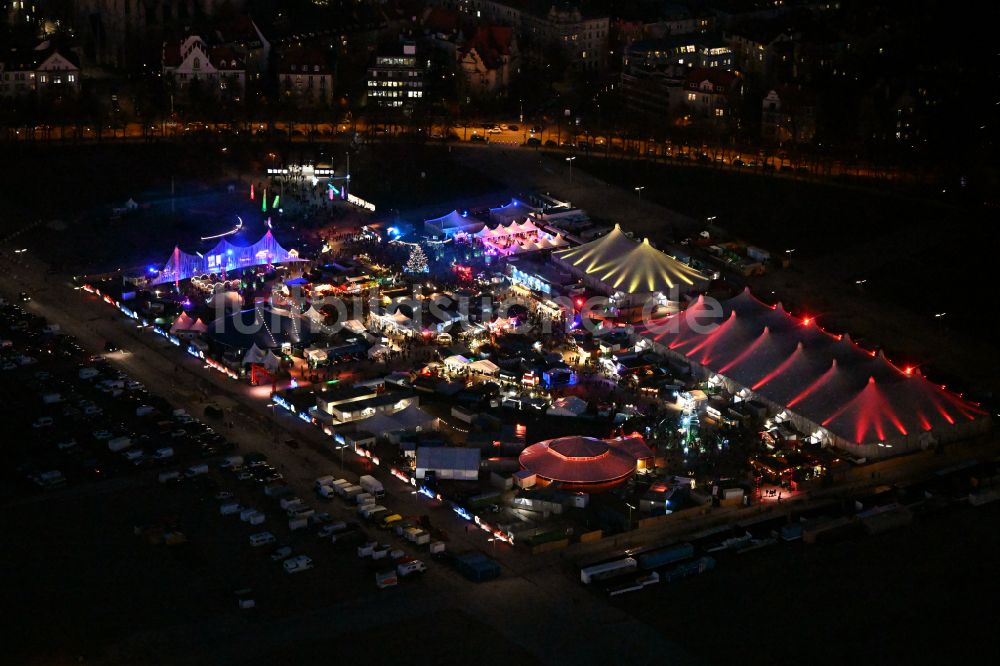 München bei Nacht aus der Vogelperspektive: Nachtluftbild Weihnachtsmarkt- Veranstaltungsgelände auf der Theresienwiese in München im Bundesland Bayern, Deutschland