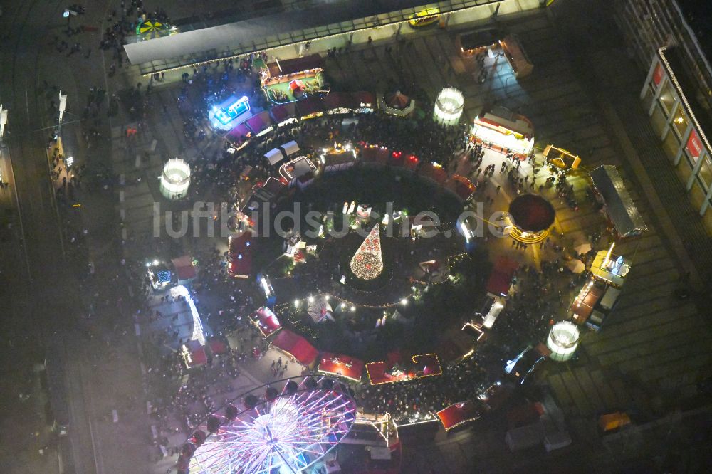 Nacht-Luftaufnahme Leipzig - Nachtluftbild Weihnachtsmarkt- Veranstaltungsgelände und Verkaufs- Hütten und Buden am Augustusplatz in Leipzig im Bundesland Sachsen, Deutschland