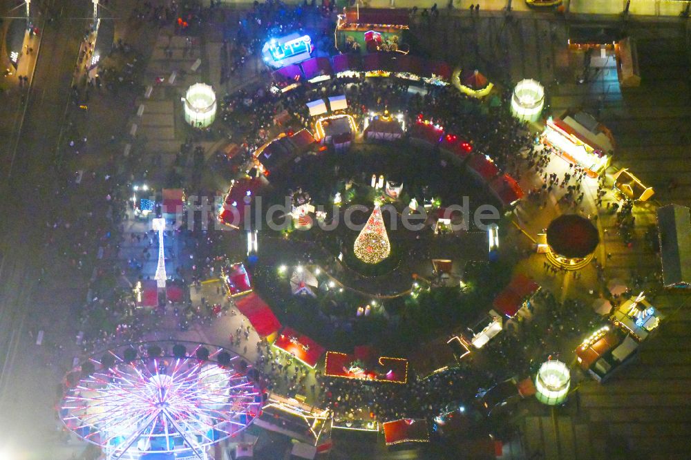 Leipzig bei Nacht von oben - Nachtluftbild Weihnachtsmarkt- Veranstaltungsgelände und Verkaufs- Hütten und Buden am Augustusplatz in Leipzig im Bundesland Sachsen, Deutschland