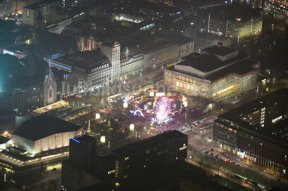 Leipzig bei Nacht von oben - Nachtluftbild Weihnachtsmarkt- Veranstaltungsgelände und Verkaufs- Hütten und Buden am Augustusplatz in Leipzig im Bundesland Sachsen, Deutschland