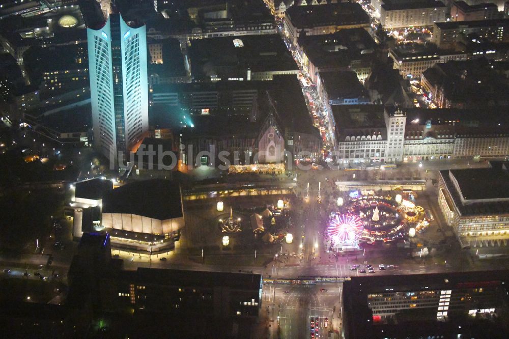 Leipzig bei Nacht aus der Vogelperspektive: Nachtluftbild Weihnachtsmarkt- Veranstaltungsgelände und Verkaufs- Hütten und Buden am Augustusplatz in Leipzig im Bundesland Sachsen, Deutschland