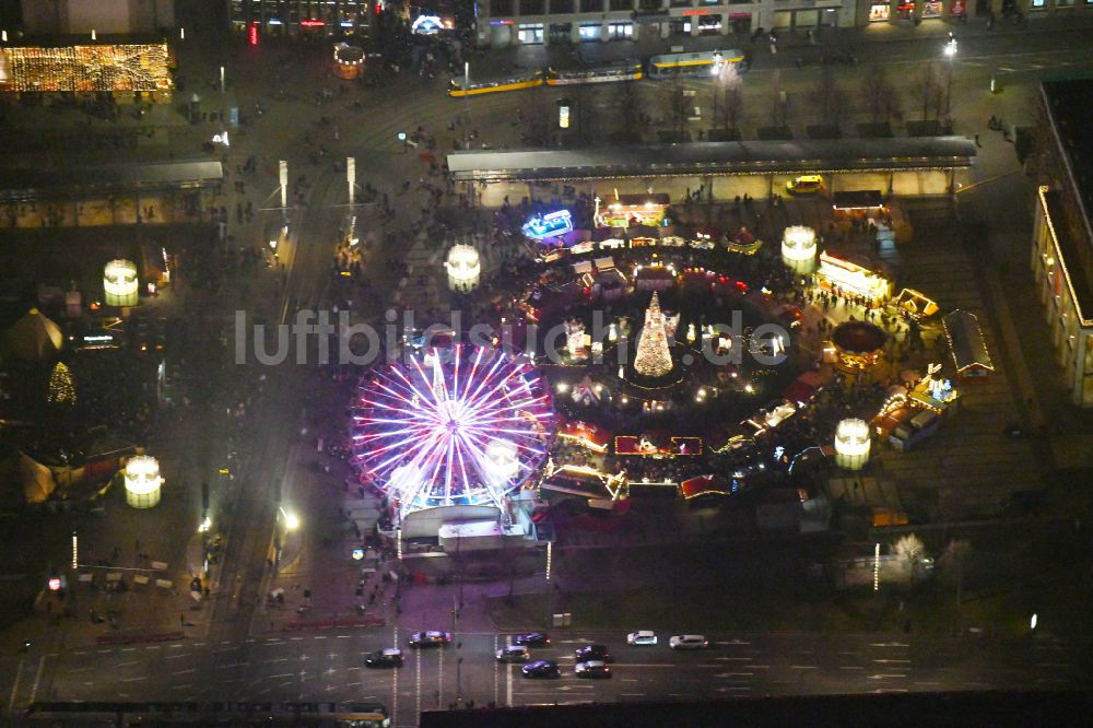 Nachtluftbild Leipzig - Nachtluftbild Weihnachtsmarkt- Veranstaltungsgelände und Verkaufs- Hütten und Buden am Augustusplatz in Leipzig im Bundesland Sachsen, Deutschland