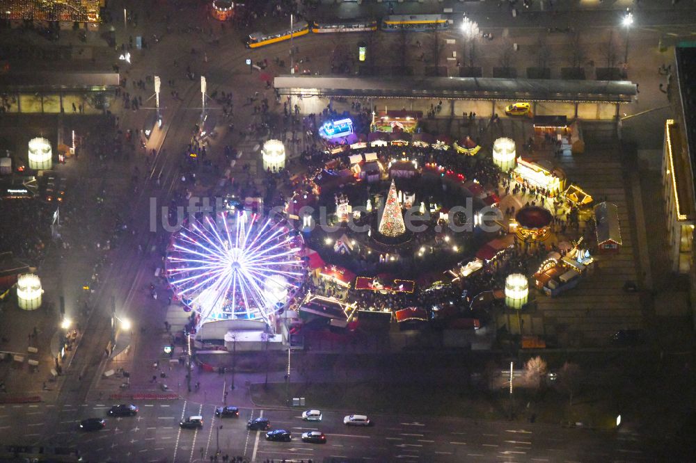 Nacht-Luftaufnahme Leipzig - Nachtluftbild Weihnachtsmarkt- Veranstaltungsgelände und Verkaufs- Hütten und Buden am Augustusplatz in Leipzig im Bundesland Sachsen, Deutschland