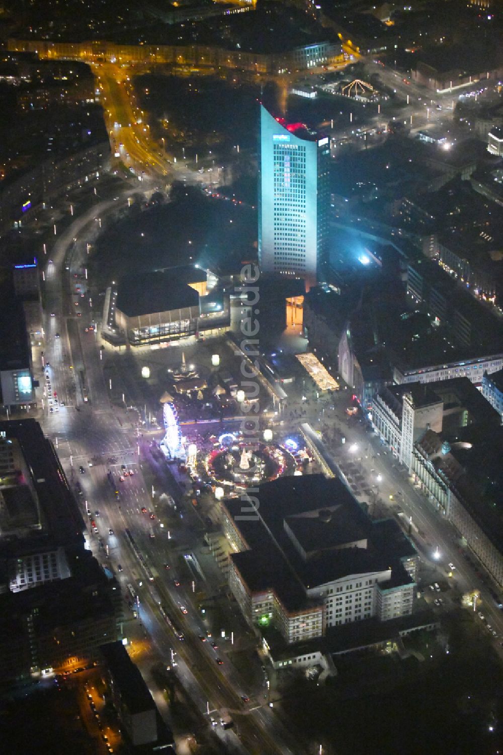 Leipzig bei Nacht von oben - Nachtluftbild Weihnachtsmarkt- Veranstaltungsgelände und Verkaufs- Hütten und Buden am Augustusplatz in Leipzig im Bundesland Sachsen, Deutschland