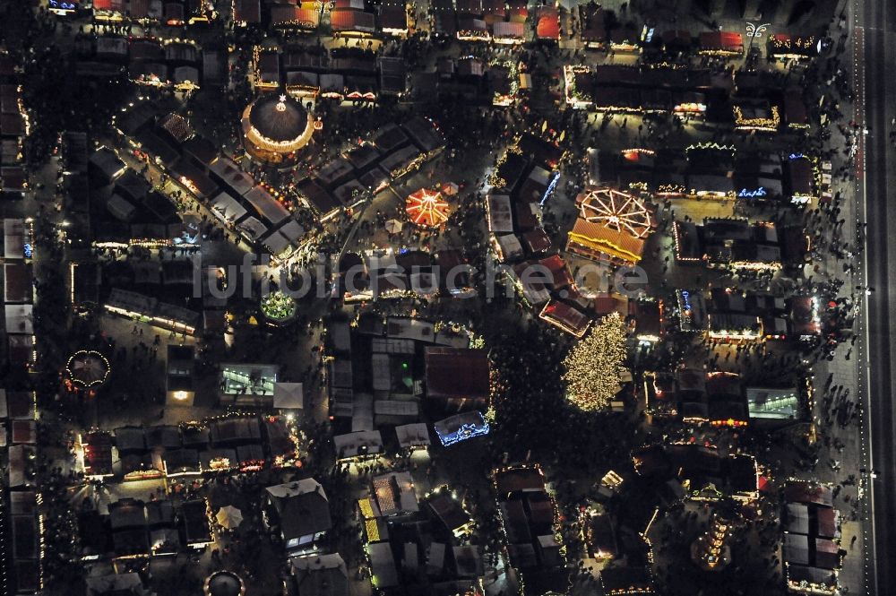 Dresden bei Nacht aus der Vogelperspektive: Nachtluftbild Weihnachtsmarkt- Veranstaltungsgelände und Verkaufs- Hütten und Buden Dresdner Striezelmarkt in Dresden im Bundesland Sachsen, Deutschland